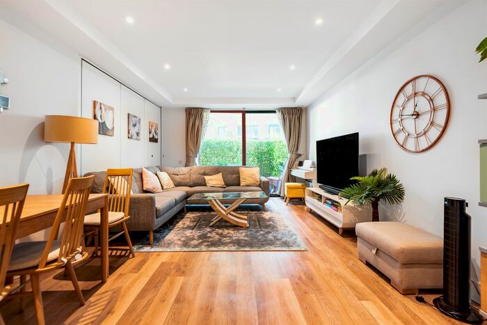 3 Bedroom Flat To Rent In Knaresborough Drive, London, SW18