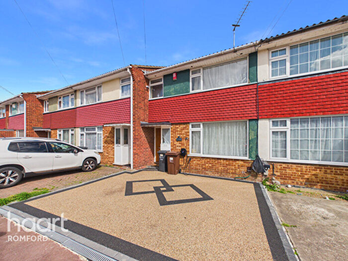 3 Bedroom Terraced House For Sale In Great Cullings, Romford, RM7