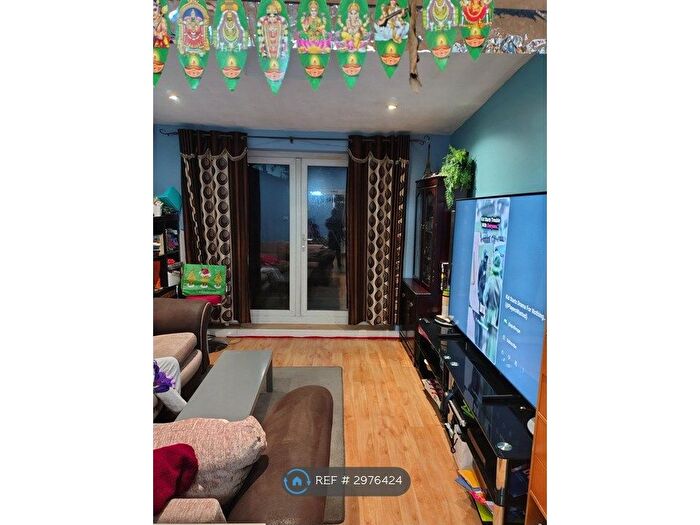5 Bedroom Semi-Detached House To Rent In Abbey Drive, Luton, LU2