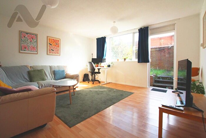 3 Bedroom Terraced House To Rent In Vale Road, London, N4
