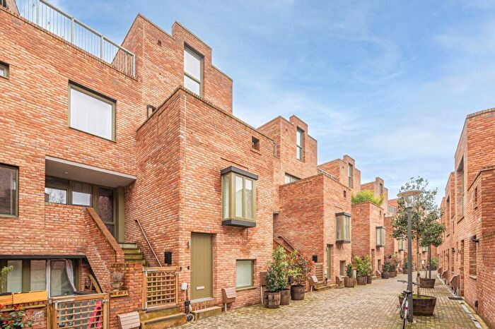 3 Bedroom Maisonette For Sale In Edgewood Mews, Finchley, London, N3