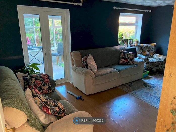 3 Bedroom Semi-Detached House To Rent In Cropston Close, West Bridgford, Nottingham, NG2