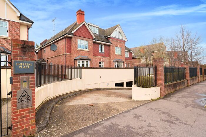 2 Bedroom Flat To Rent In Shoppenhangers Road, Maidenhead, SL6