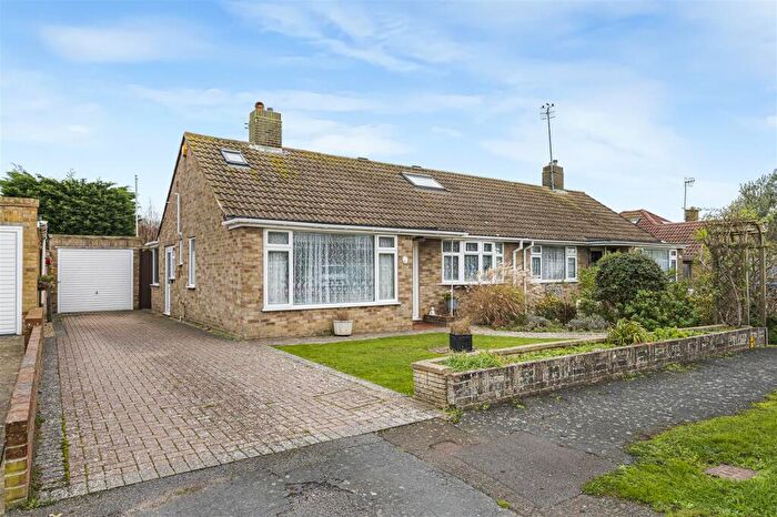 3 Bedroom Chalet For Sale In Farm Close, Seaford, BN25