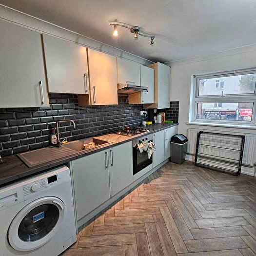 Studio To Rent In Bethnal Green Road, London, E2