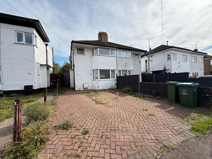 3 Bedroom Semi-Detached House For Sale In Stonehaven Road, Aylesbury, HP19