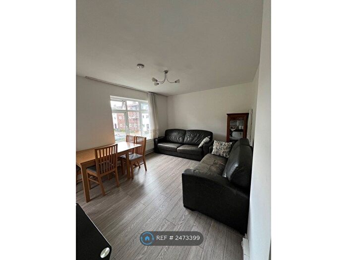 2 Bedroom Flat To Rent In Honiton House, London, SE5