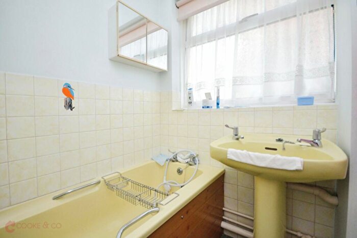 2 Bedroom Flat For Sale In Luton Avenue, Broadstairs, CT10