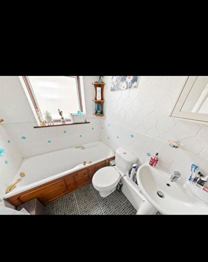 4 Bedroom Semi-Detached House To Rent In Maple Road, Yeading, Hayes, UB4