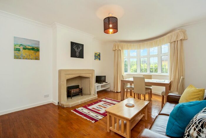 3 Bedroom Flat To Rent In Wimbledon Close, The Downs, SW20