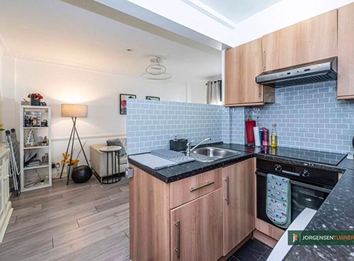 1 Bedroom Flat For Sale In Romney Court, Shepherds Bush Green, London, W12