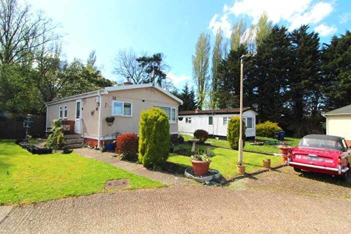 2 Bedroom Mobile Home For Sale In Barnet Road, Barnet, EN5