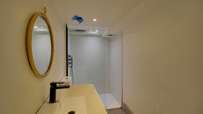 2 Bedroom Flat For Sale In The Broadway, Maidstone, ME16