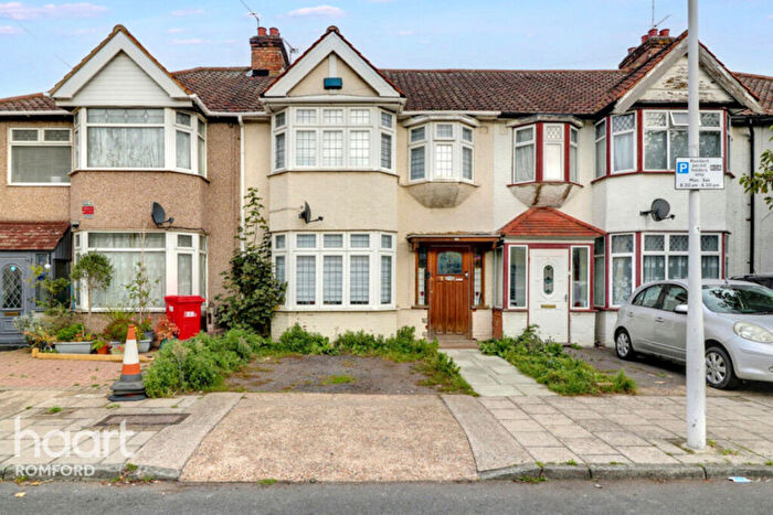 3 Bedroom Terraced House For Sale In Kingsmead Avenue, Romford, RM1