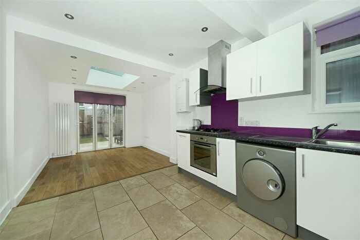 2 Bedroom Flat To Rent In Glenfield Road, W13