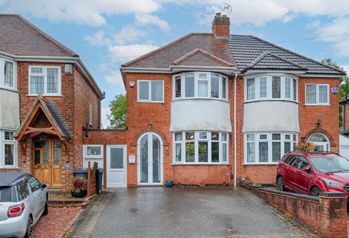 3 Bedroom Semi-detached House For Sale In Glenwood Road, Birmingham, B38