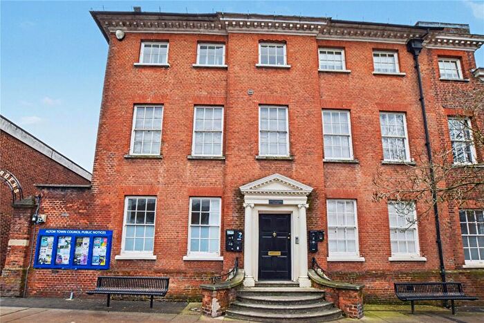 Apartment To Rent In High Street, Alton, Hampshire, GU34