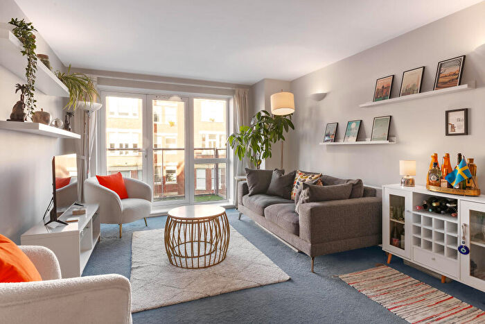 2 Bedroom Flat To Rent In Drapers Court, SW11