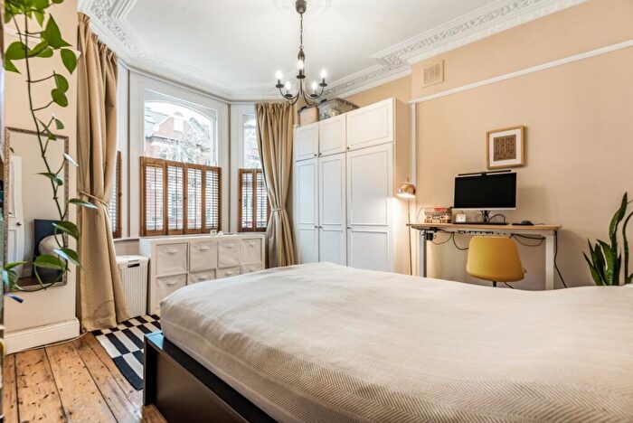 1 Bedroom Flat To Rent In Lavender Gardens, Battersea, London, SW11