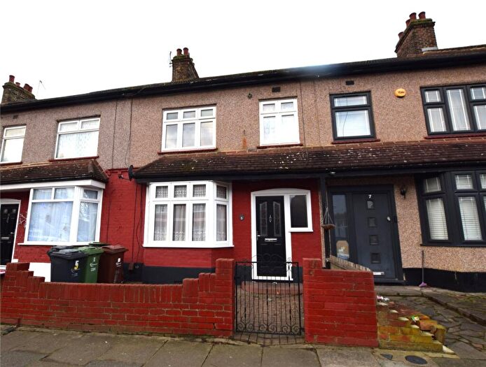 3 Bedroom Terraced House For Sale In Hainault Road, Chadwell Heath, Romford, RM6