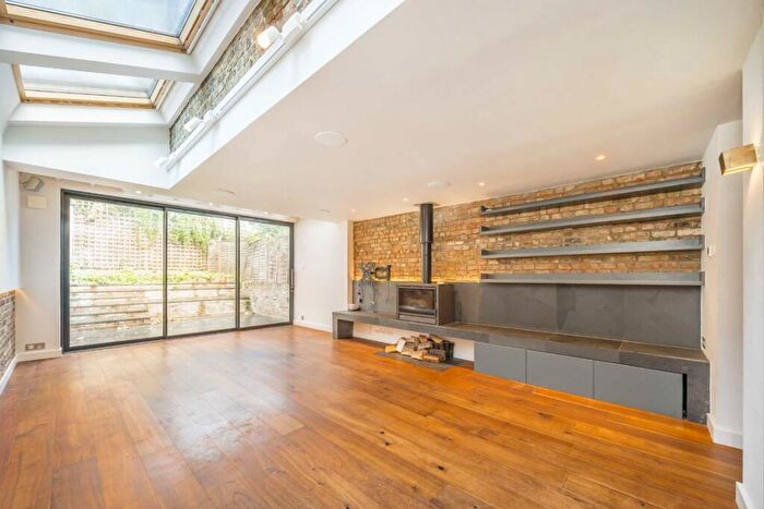 4 Bedroom House To Rent In Gresley Road, Whitehall Park, N19