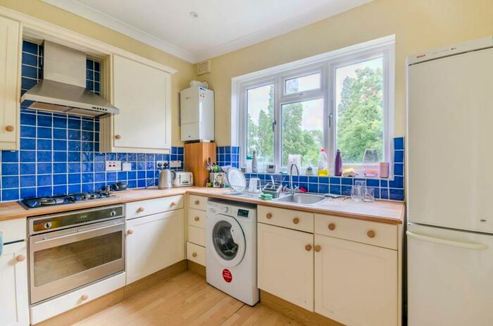 2 Bedroom Flat To Rent In Culverden Road, Balham, London, SW12