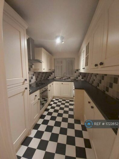 2 Bedroom Flat To Rent In Croft Gardens, Poole, BH12