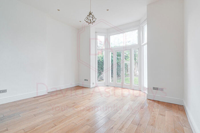 2 Bedroom Apartment To Rent In Compayne Gardens, West Hampstead, London, NW6
