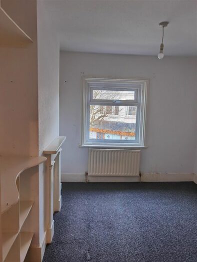 2 Bedroom Flat To Rent In Seaside, Eastbourne, BN22