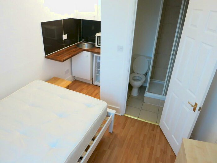 Studio To Rent In High Road, London, N15