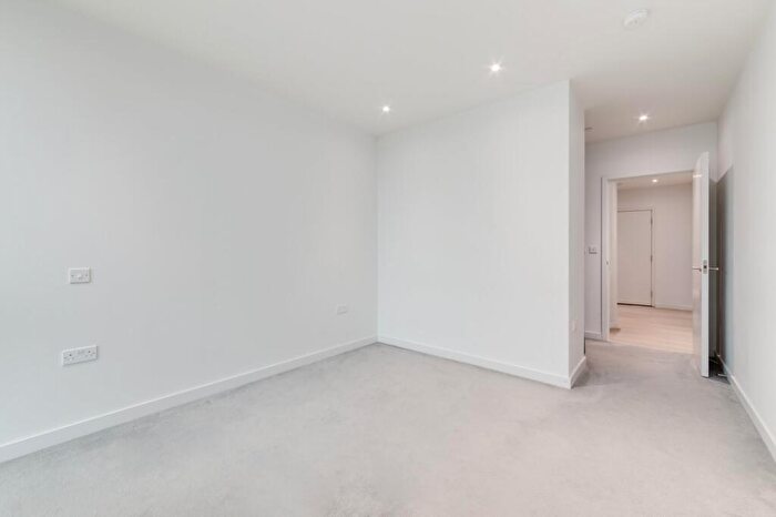 2 Bedroom Flat For Sale In The Parkhouse, Kayani Avenue, N4