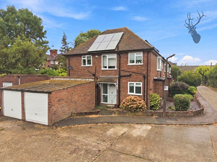 1 Bedroom Flat For Sale In Algers Mead, Loughton, IG10