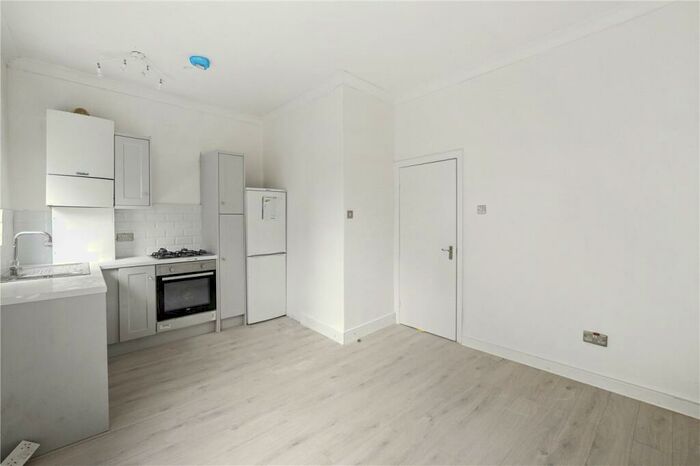 2 Bedroom Apartment To Rent In Amhurst Road, London, E8