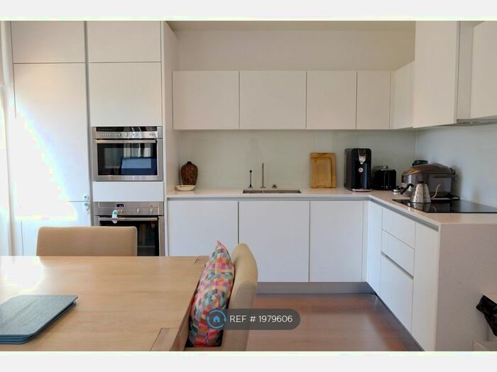 2 Bedroom Flat To Rent In Wallace Court, Greenwich, London, SE3