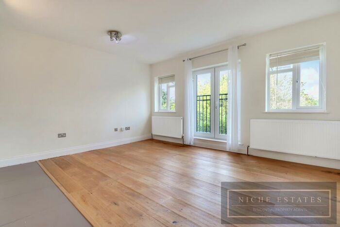 1 Bedroom Apartment To Rent In Hendon Lane, Finchley Central, London, N3