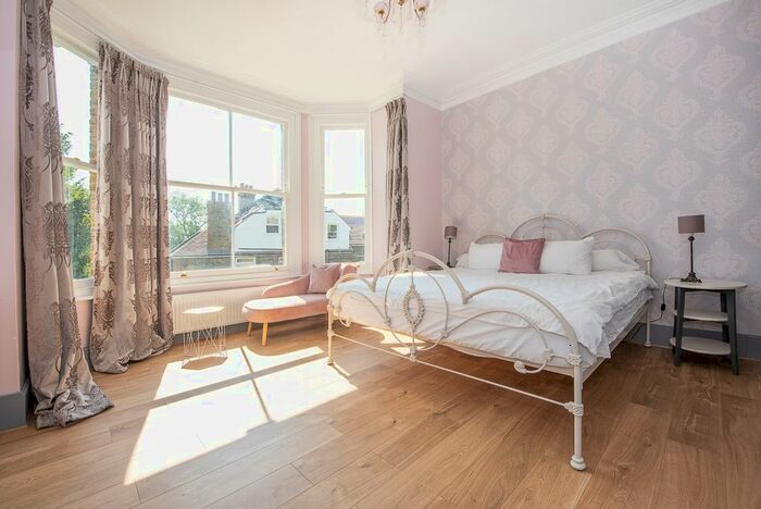2 Bedroom Flat To Rent In Kings Road, Richmond, TW10