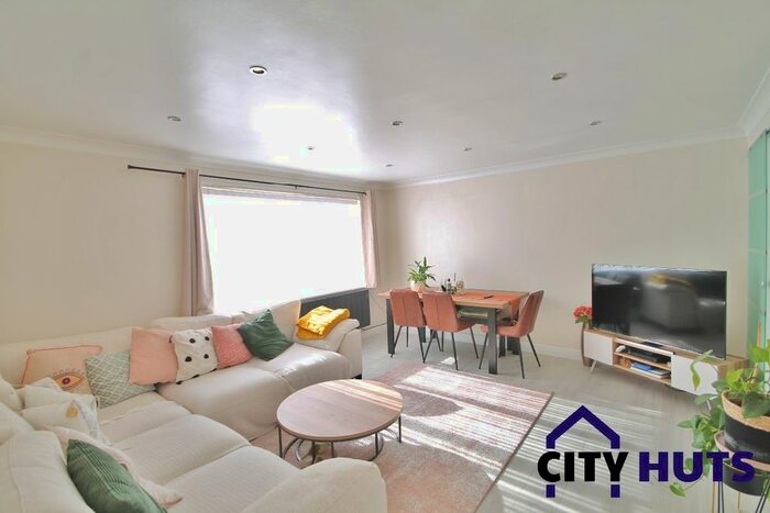 2 Bedroom Flat To Rent In Carleton Road, Cheshunt, Waltham Cross, EN8