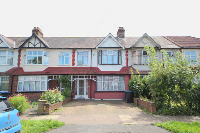 3 Bedroom Semi-Detached House To Rent In Firs Lane, London, Winchmore Hill, N21