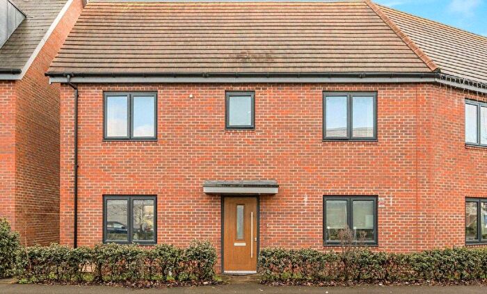 3 Bedroom Semi Detached House For Sale In Imperial Way, Reading, Berkshire, RG2
