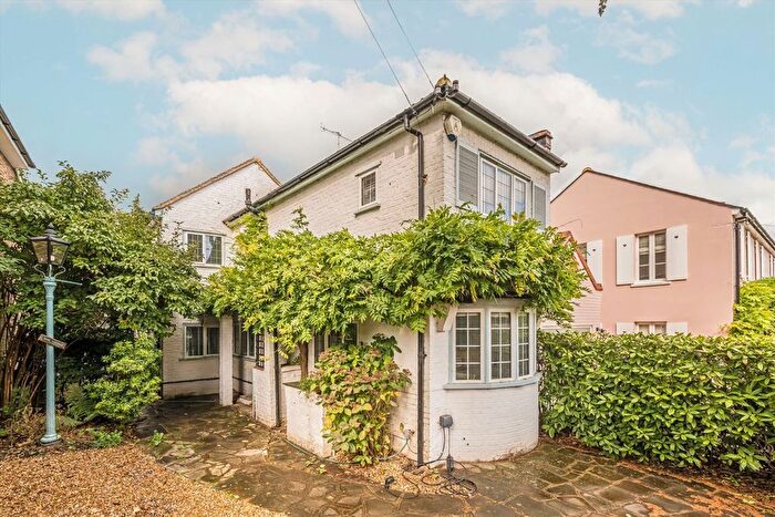 4 Bedroom Detached House For Sale In West End Lane, Esher, KT10