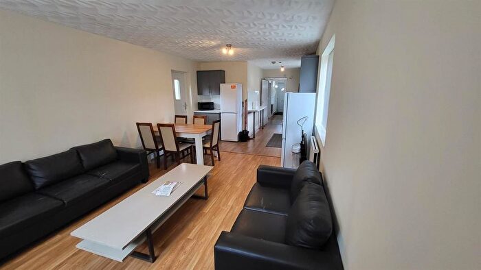 5 Bedroom Semi-Detached House To Rent In Parrs Wood Road, Manchester, M20