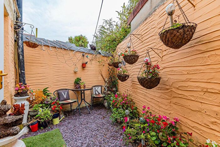 1 Bedroom Flat For Sale In Glebe Street, Penarth, CF64