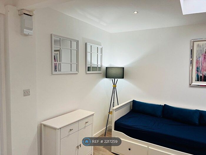 Studio To Rent In The Pines, Woodford Green, IG8