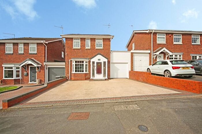 3 Bedroom Link Detached House For Sale In Kingscote Close, Redditch, B98