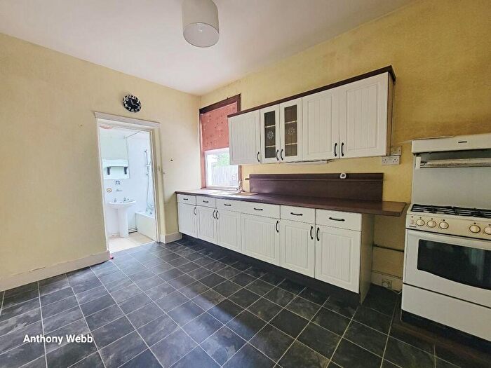 1 Bedroom Flat For Sale In Burford Gardens, Palmers Green, N13