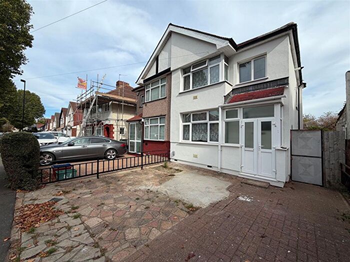 3 Bedroom Semi Detached House For Sale In The Drive, Feltham, TW14