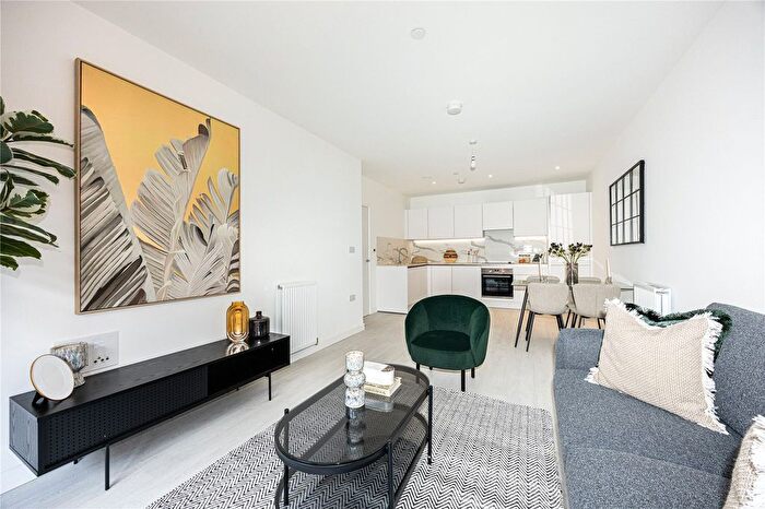 2 Bedroom Flat To Rent In Farine Avenue, Hayes, UB3