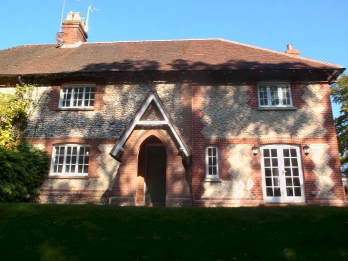 4 Bedroom Semi-Detached House To Rent In Bordean, Petersfield, GU32