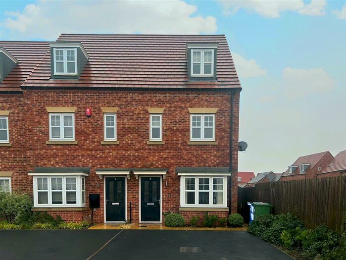 3 Bedroom Town House To Rent In Harper Hill Gardens, Harworth, Doncaster, DN11