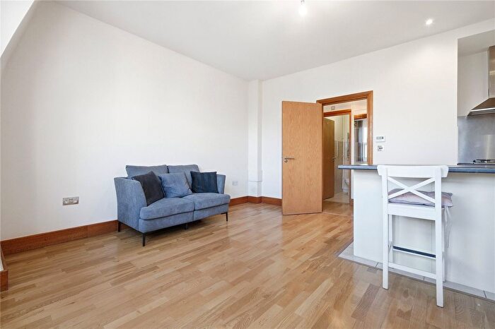 1 Bedroom Flat To Rent In Queens Parade, Harringey, London, N8